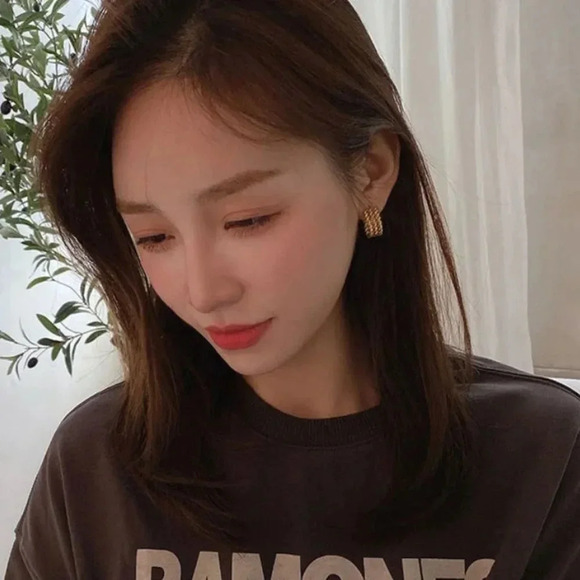 Minimalist Gold 3 Layer Twist Chain Hoop Earrings - Picture 6 of 8